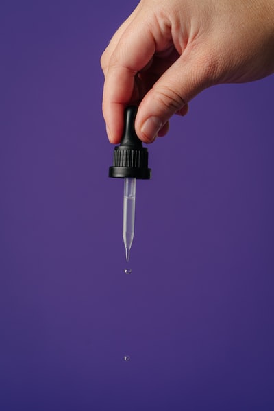 手持黑色和银色手工工具的人